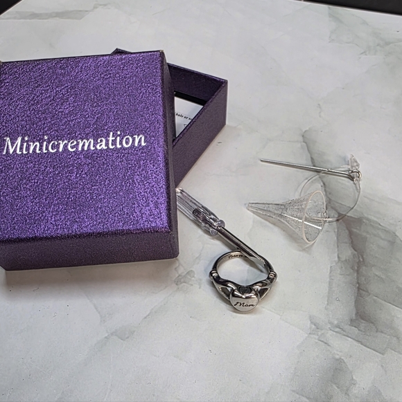 Mini Cremation Keepsake Ring – “Mom” Heart Memorial – Size 5 – With Box & Tools - Picture 2 of 5